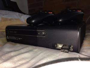 Xbox 360 Slim 2.0 parche 5 con 2 controles y 7 películas