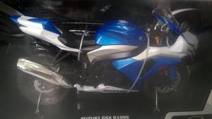 Moto Suzuki Gsx R Color Azul Con Blanco Escala 1/12