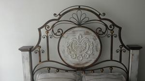 cama de diseño con mesitas de noche estilo vintage