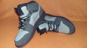 Zapatos semibota Nike Air Jordan para niño.