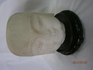 BUDA ROSTRO EN MÁRMOL DE CARRARA BLANCO CON BASE EN MADERA