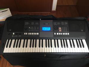 Teclado Yamaha E octavas, base, pedal, cargador y
