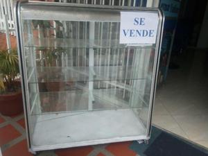 Vendo Vitrina de 3 niveles. En Sabaneta