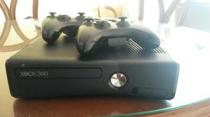 Xbox 360 Slim con Dos Controles