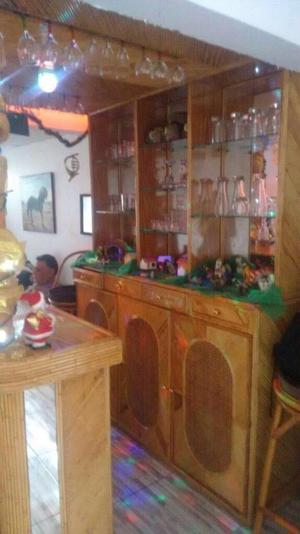Bar en Madera con Cristaleria
