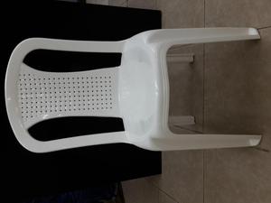 116 sillas blancas marca Vanyplas en perfecto estado