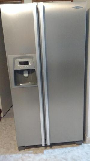 Refrigerador sin escarcha con dispensador de hielo y agua