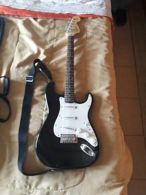 Guitarra Eléctrica Fender Con Forro Y Amplificador Usada