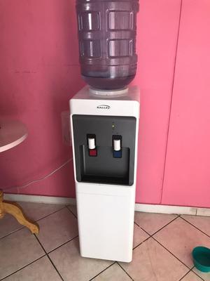 Dispensador de Agua con Nevera