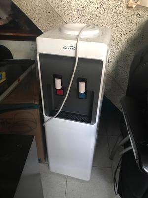 Dispensador de Agua con Nevera