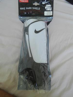Canilleras Nike
