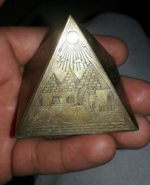 Piramide Egipcia en Bronce Tallada