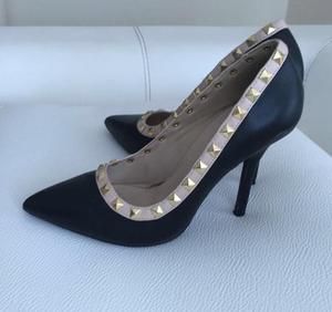 Zapatos Tipo Valentino Negros Con Taches Dorados Talla 7