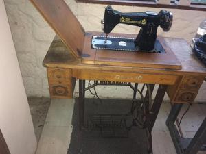 Se vende hermosa maquina de coser antigua 100