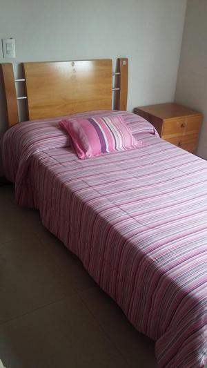 Vendo cama en madera colchón y mesa 