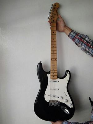 Guitarra negra con blanco y amplificador 10w