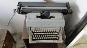 Maquina de escribir OLIBEETY con cerrete de 18