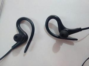 Auriculares Bluetooth en blanco y en negro
