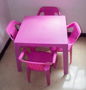 Mesa con 4 sillas para niña