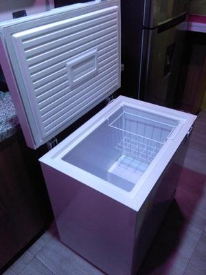Congelador horizontal de placa fría y puerta solida.