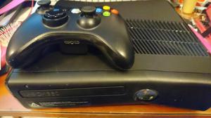 Xbox 360 Slim 5.0 con control y juegos.
