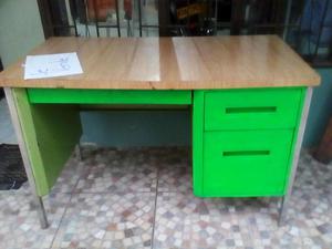 Mueble, escritorio de metal, 3 cajones, buen estado.