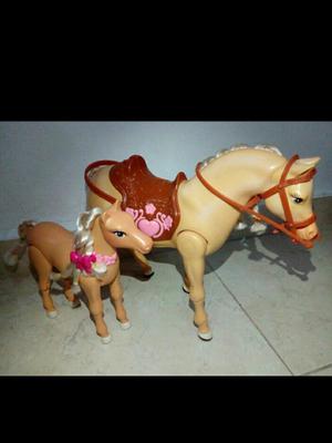 Caballos Q Caminan Y Moto con 2 Barbies