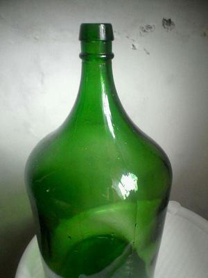 antiguo botellon para vino