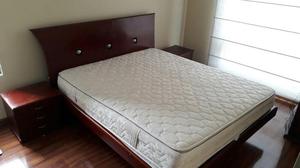 Cama Madera con colchon Queen y mesas de noche