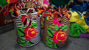 Bellas Rosas Wayuu Tejidas sobre Mochilas Bolsos.