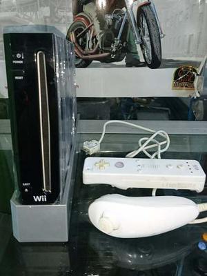 Nintendo Wii Con Una Pareja De Controles Y Disco Duro