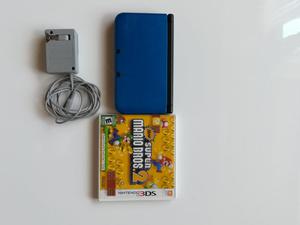 Nintendo 3DS XL con un juego