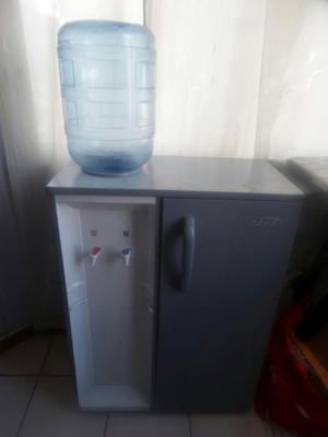 Nevera dispensador de agua con botellón usado marca Abba