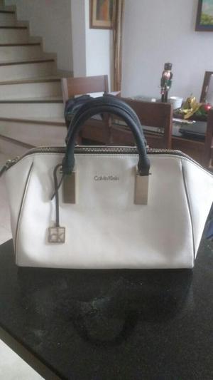 Bolsos marca Calvin Klein color huesonegro y Aldo estampado