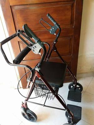 se venden sillas de ruedas con caminador marca roscoe
