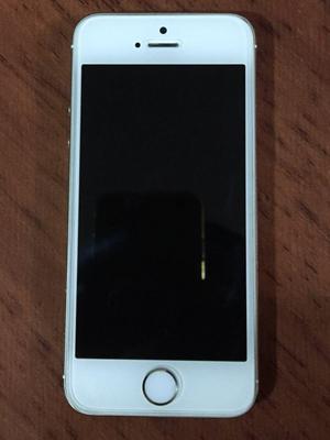 IPhone 5S de 32 GB dorado, libre, con cargador original.