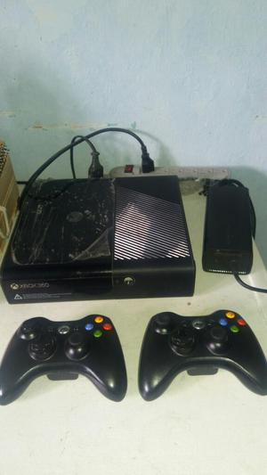 Xbox 360e con 2 Controles Disco 120gb