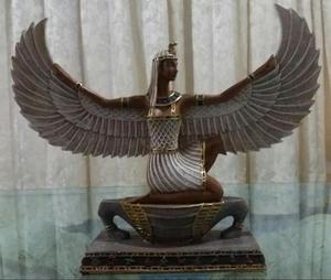 Estatuilla de Isis en madera