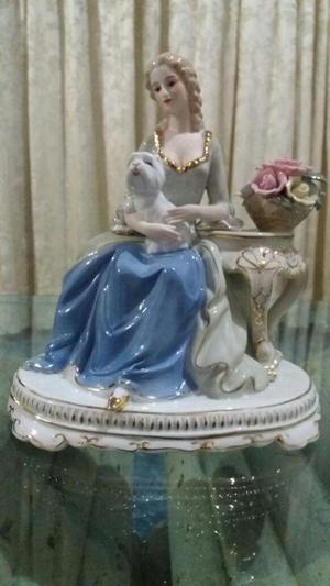 Porcelana Antonieta con mascota