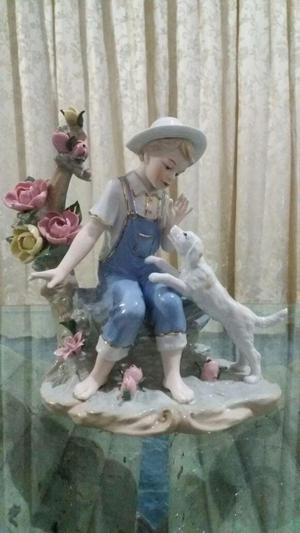 Porcelana niño con sombrero y mascota