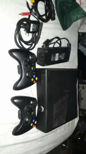 Xbox 360 Slim con Dos Controles