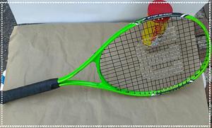 Raqueta de tenis Wilson con set de pelotas