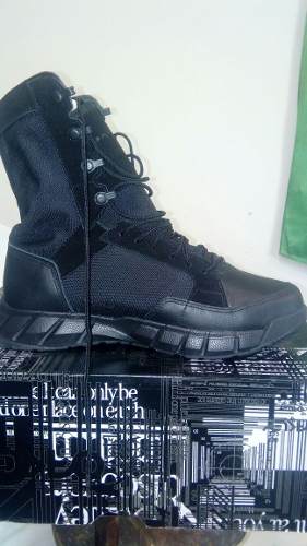 Bota Okley Media Caña Modelo Assault 8