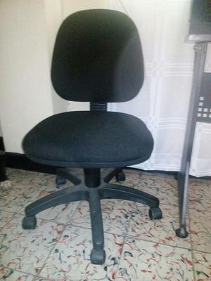 Escritorio amplio con silla giratoria