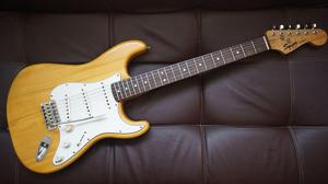 SQUIER BY FENDER STRAT NATURAL WOOD EXCELENTES CONDICIONES