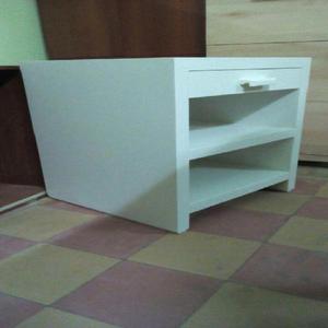Mesa de noche de madera en blanco con un cajón -