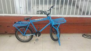 bicicleta azul de carga en buen estado