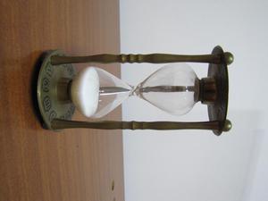 Reloj de arena en bronce y vidrio