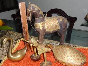 VENDO/CAMBIO ADORNOS EN BRONCE Y MADERA CABALLO/TORTUGA/DOS