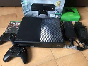 Consola Xbox One 1 Tera 2 Controles con su pila recargable y